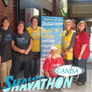 Die span vrywilligers, met Maryke van Rensburg links van die Kansa-advertensie. (Foto: Riana Enslin)